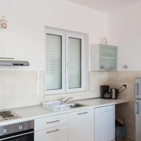 Ari Apartment *